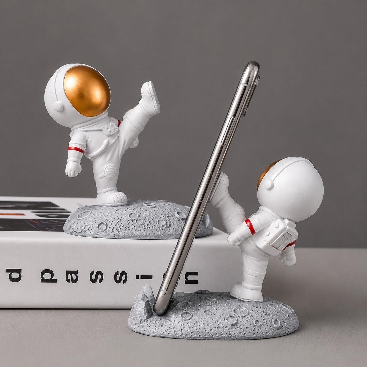 (M-004)  (MOQ: 4 Pcs) 3D Astronaut Mobile Phone Stand – Spaceman Desk Holder